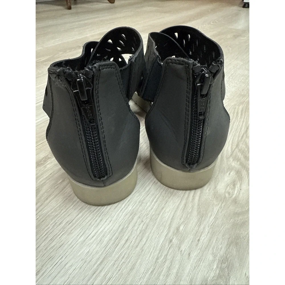 Baretraps Womens Black Cutout Wrap Crisscross Comfort Heel Zip Flat Sandals 7.5